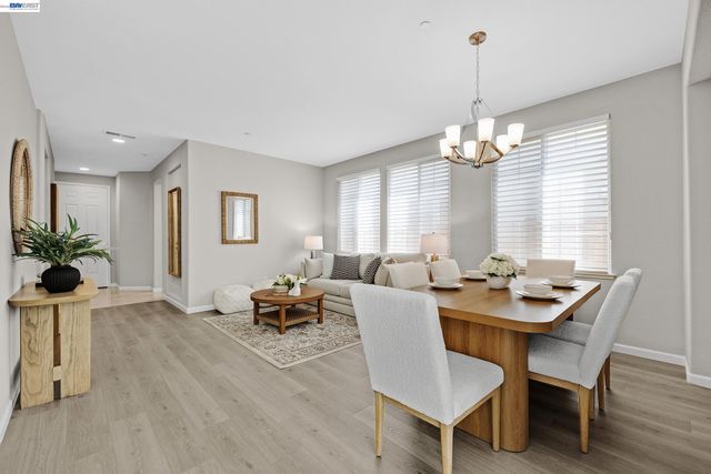 34500 Torrey Pine Ln, Union City, CA 94587