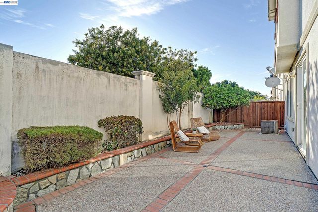 34500 Torrey Pine Ln, Union City, CA 94587