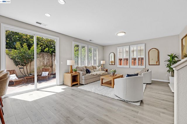 34500 Torrey Pine Ln, Union City, CA 94587
