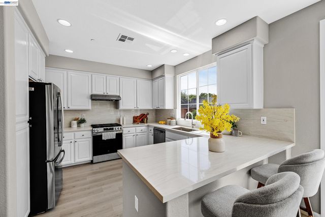 34500 Torrey Pine Ln, Union City, CA 94587