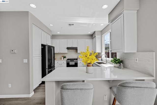 34500 Torrey Pine Ln, Union City, CA 94587