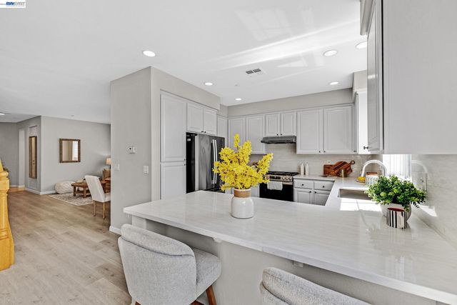 34500 Torrey Pine Ln, Union City, CA 94587