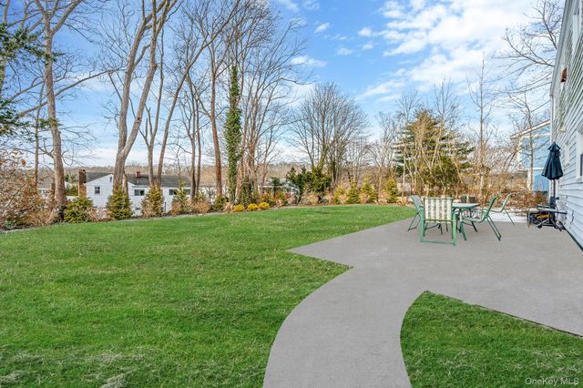 18 Roslyn Court, East Patchogue, NY 11772