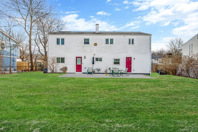 18 Roslyn Court, East Patchogue, NY 11772