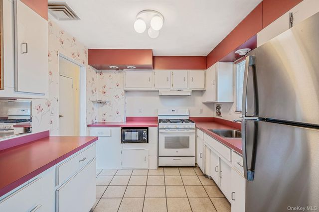 18 Roslyn Court, East Patchogue, NY 11772