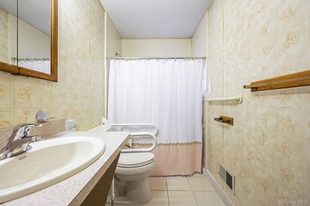 18 Roslyn Court, East Patchogue, NY 11772