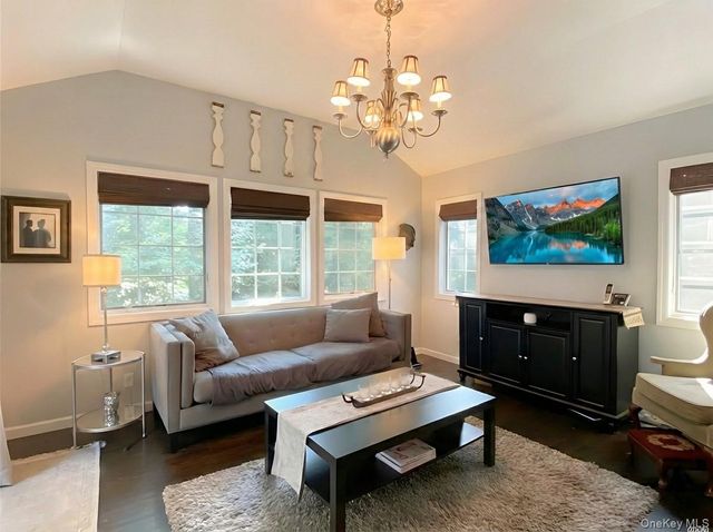 1 Hillcrest Place, Locust Valley, NY 11560