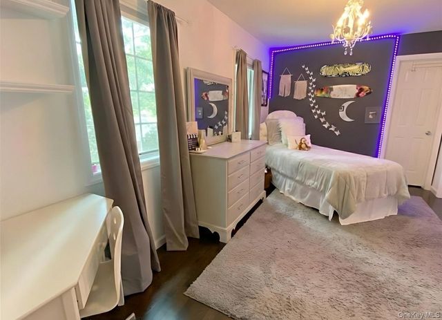 1 Hillcrest Place, Locust Valley, NY 11560