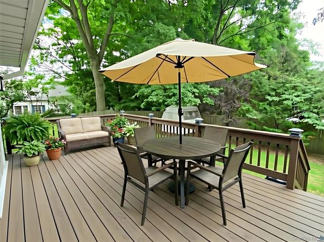 1 Hillcrest Place, Locust Valley, NY 11560