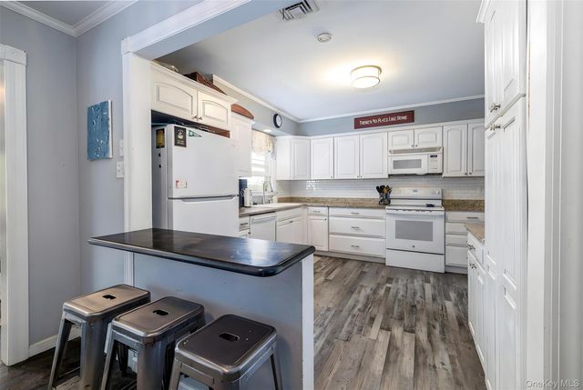 1 Hillcrest Place, Locust Valley, NY 11560