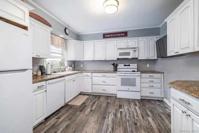 1 Hillcrest Place, Locust Valley, NY 11560