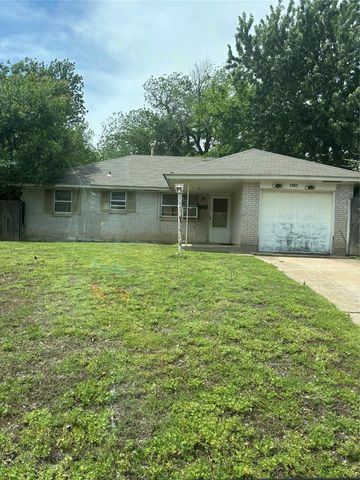 3905 Parkwoods Lane, Midwest City, OK 73110