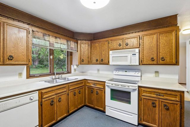 685 Oak DRIVE, Jefferson, WI 53549