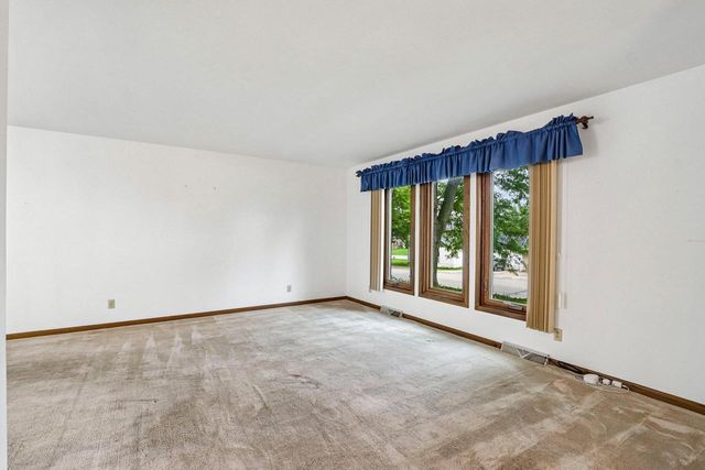 685 Oak DRIVE, Jefferson, WI 53549