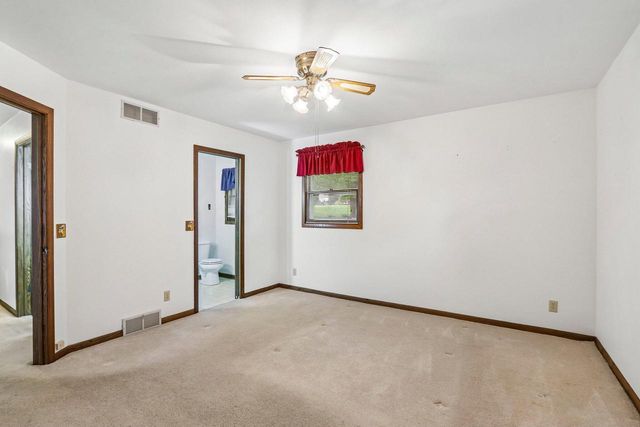 685 Oak DRIVE, Jefferson, WI 53549