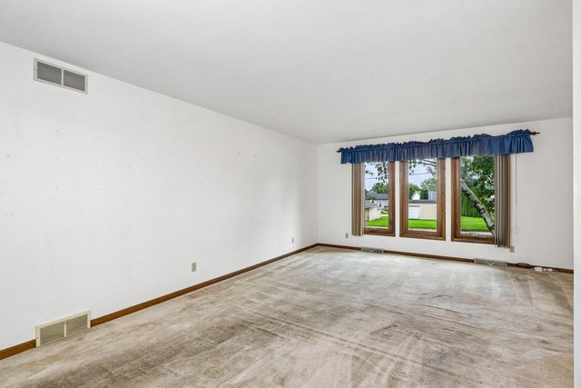 685 Oak DRIVE, Jefferson, WI 53549