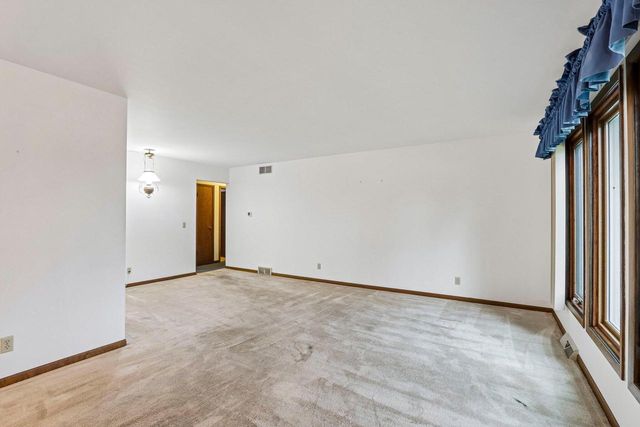685 Oak DRIVE, Jefferson, WI 53549