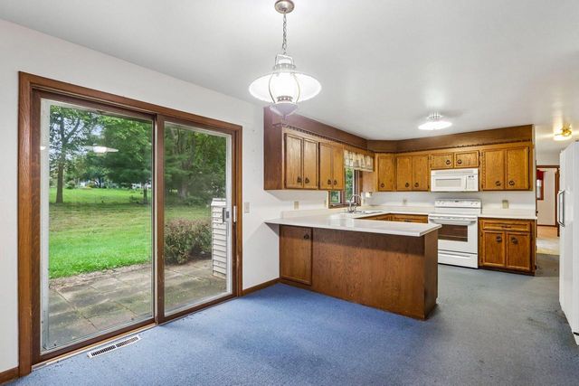 685 Oak DRIVE, Jefferson, WI 53549