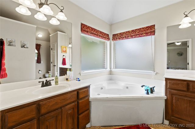 2207 Pecan Chase Circle, Claremore, OK 74017