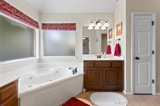 2207 Pecan Chase Circle, Claremore, OK 74017