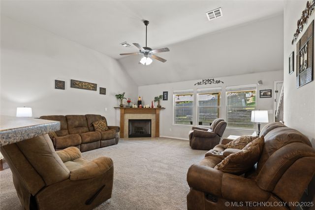 2207 Pecan Chase Circle, Claremore, OK 74017