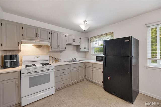 5345 Ville Angela Lane, Hazelwood, MO 63042