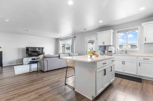 1445 68th Avenue S, Fargo, ND 58104