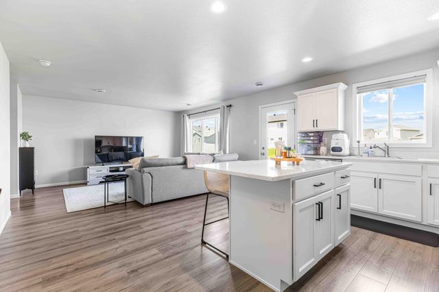 1445 68th Avenue S, Fargo, ND 58104