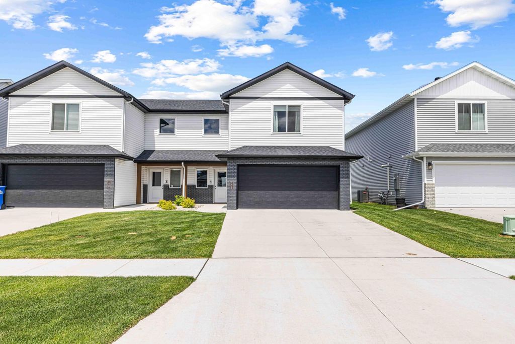 1445 68th Avenue S, Fargo, ND 58104