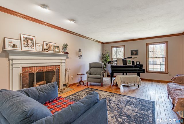 33 Country Club Woods Circle, Waterbury, CT 06708