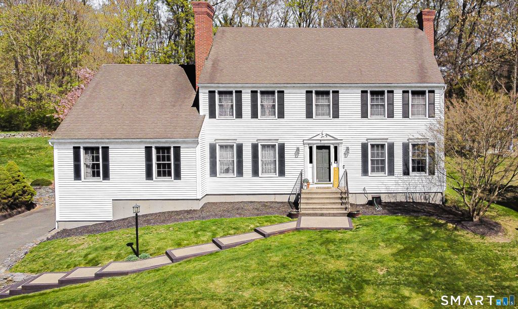 33 Country Club Woods Circle, Waterbury, CT 06708