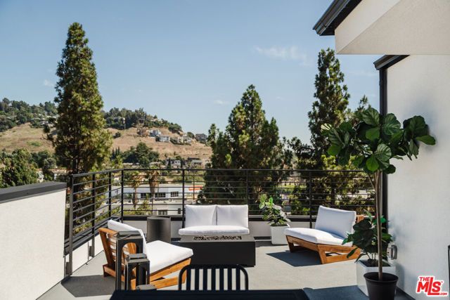 3860 N Riley Lane, Los Angeles, CA 90065