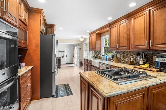 2 Ellam Dr, Randolph Twp., NJ 07869