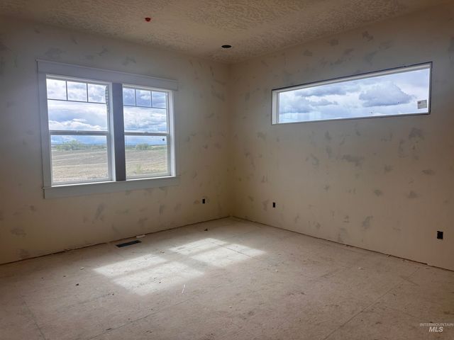 27387 Iron Horse Dr, Caldwell, ID 83607