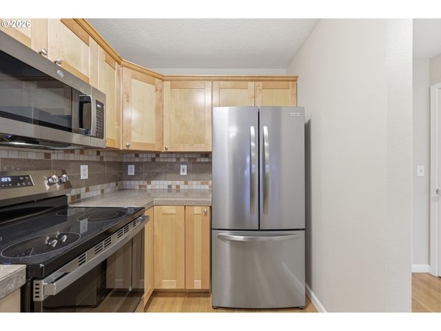 318 Ne ROBERTS Ave 203, Gresham, OR 97030