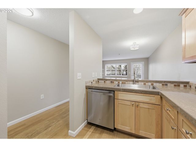 318 Ne ROBERTS Ave 203, Gresham, OR 97030