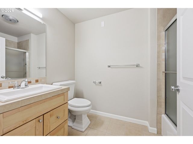 318 Ne ROBERTS Ave 203, Gresham, OR 97030