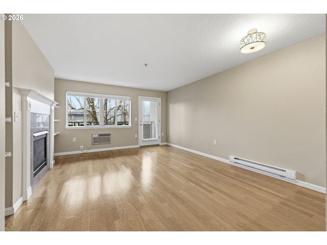 318 Ne ROBERTS Ave 203, Gresham, OR 97030