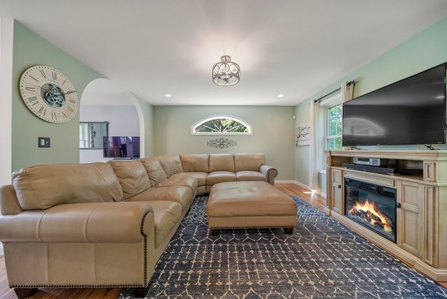 26 Hobbs Court, Wilton, NH 03086