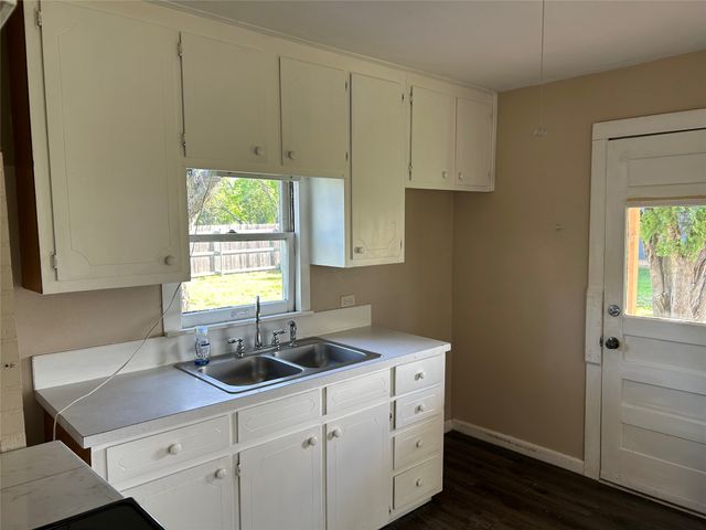 104 W Wilson Avenue, Whitney, TX 76692