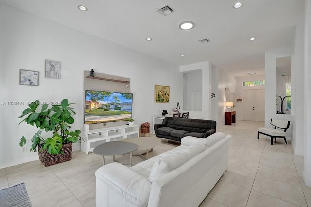 1629 Blue Jay Cir, Weston, FL 33327