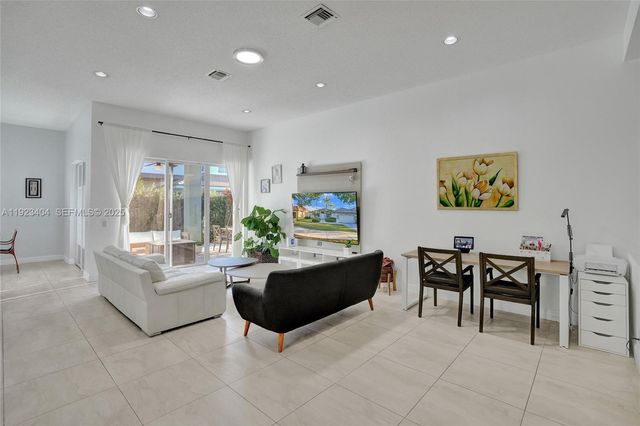 1629 Blue Jay Cir, Weston, FL 33327