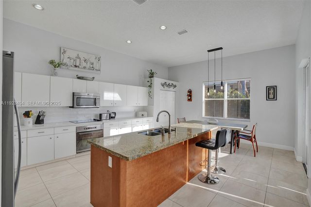 1629 Blue Jay Cir, Weston, FL 33327