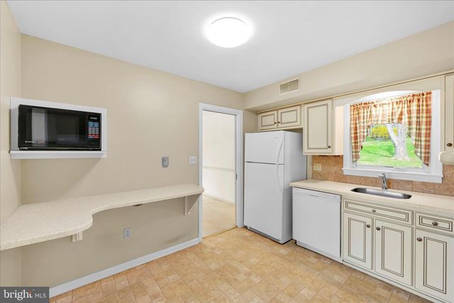 2341 BUTTER RD, Lancaster, PA 17601