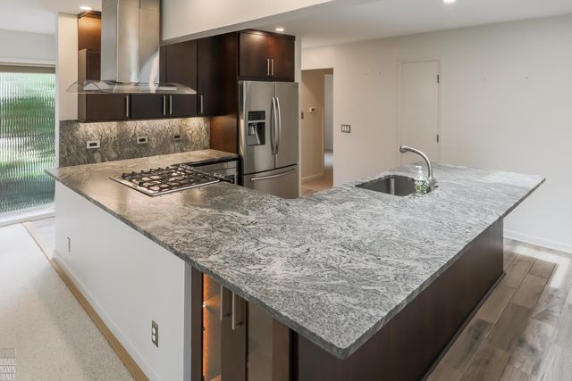 930 E Crescent Lane, Grosse Pointe Woods, MI 48236