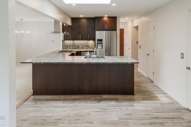 930 E Crescent Lane, Grosse Pointe Woods, MI 48236