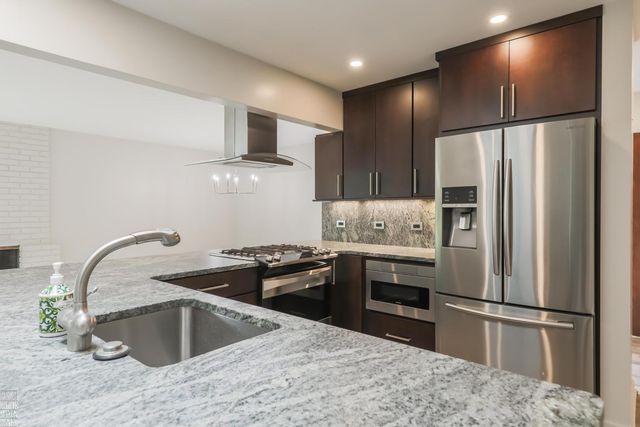 930 E Crescent Lane, Grosse Pointe Woods, MI 48236