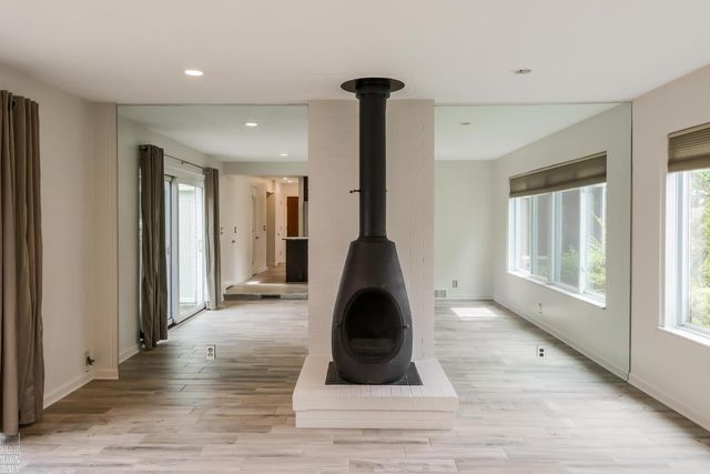 930 E Crescent Lane, Grosse Pointe Woods, MI 48236
