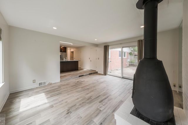 930 E Crescent Lane, Grosse Pointe Woods, MI 48236