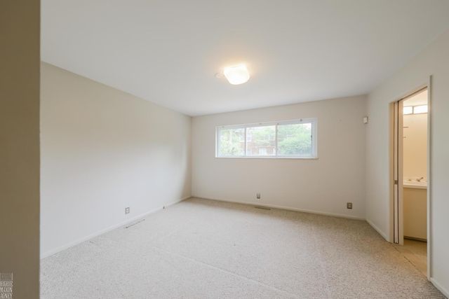 930 E Crescent Lane, Grosse Pointe Woods, MI 48236